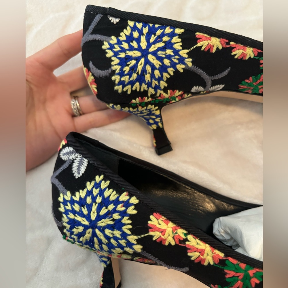 Manolo Blahnik Floral Embroidered Black - Picture 3 of 5